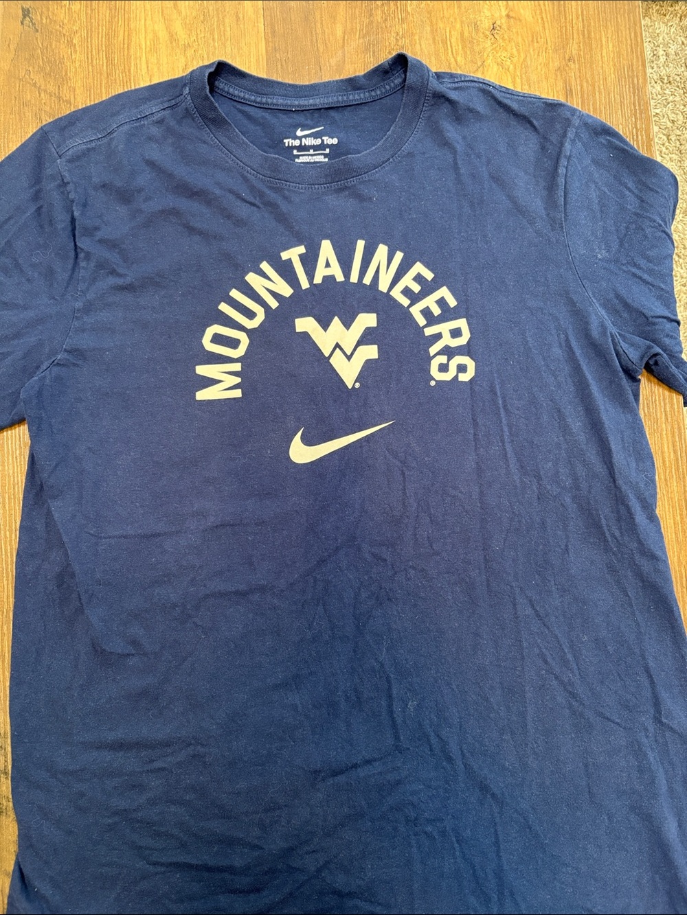 Nike Men’s Medium West Virginia Mountaineers Tee Shirt Navy and Gold